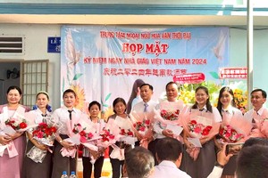 董事会向教职员致送鲜花与红包。