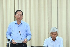 市人委会主席潘文迈（左）主持会议并发表讲话。（图：越勇）