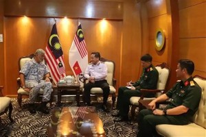 越南人民海军副司令阮廷雄海军少将节性拜会马来西亚皇家海军司令伊特南海军上将。（图：越通社）