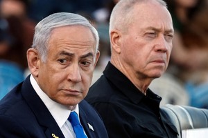 以色列总理内塔尼亚胡与前国防部长加兰特。（图：路透社）