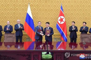 朝鲜对外经济相尹正浩（右四）和俄罗斯自然资源与生态部部长亚历山大·科兹洛夫签字后合影留念。（图：韩联社/朝中社）