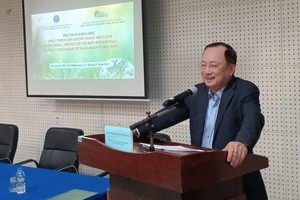 中央理论委员会专责副主席阮文成在研讨会上发言。（图：明海）