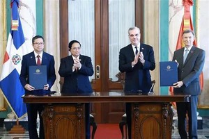 范明政总理与阿比纳德尔总统见证越南外交部学院与多米尼克外交领事高等教育学院之间合作谅解备忘录的签署。（图：越通社）