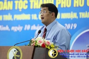 市民族医药学院长黄阮禄。（图：市民族医药学院）