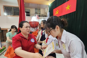 市华语教师俱乐部主任王桂秋颁奖给学生。