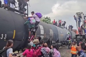 数百移民「扒火车」前往美墨边境