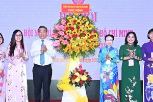 市越南祖国阵线委员会主席阮福禄送花祝贺大会。（图：市党部新闻网）