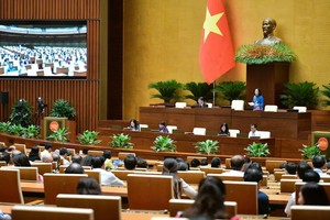 议场在民主气氛下讨论问题。（图：越通社）