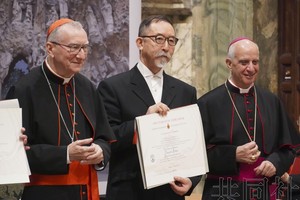 “拉青格奖”得主外尾悦郎(中)。（图：共同社）