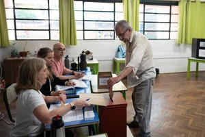 11月24日，民众在乌拉圭首都蒙得维的亚的一处投票站投票。（图：新华社）