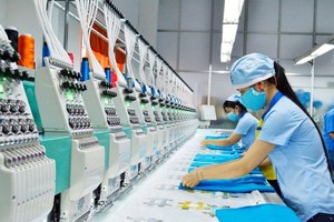 纺织品成衣行业生产线。