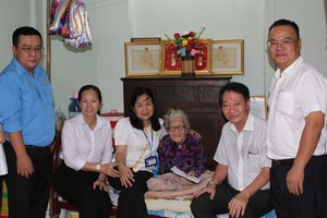 向烈士母亲移交“情义屋”
