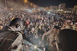 11月23日，在苏丹首都地区恩图曼市，民众自发走上街头，庆祝苏丹武装部队从苏丹快速支援部队手中收复辛贾市。（图：新华社）