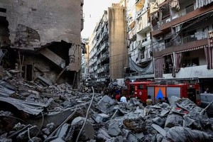 黎巴嫩首都贝鲁特的巴斯塔街区八层楼建筑11月23日遭到四枚导弹击中，这是自9月以色列开始袭击伊朗支持的真主党组织以来，贝鲁特市中心遭受最致命袭击之一。（图：路透社）