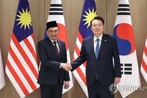 11月25日，在龙山总统府，尹锡悦（右）和安瓦尔举行会晤。 （图：韩联社）