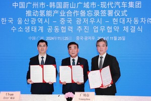 图为中国广州市长孙志洋（左起）、蔚山市长金斗谦和现代汽车代表理事张在勋签字并合影留念。（图：现代汽车提供） 