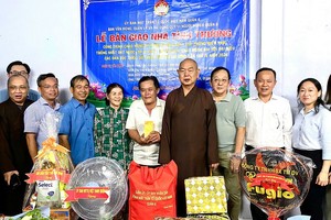 各单位代表向吕朝兴家庭祝贺入住新屋。