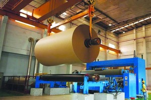 顺安纸料公司的造纸生产线一隅。（图：明海）