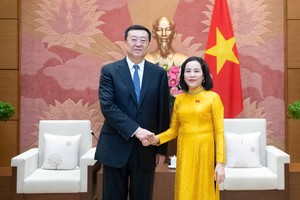 国会副主席阮氏清接见中国新疆维吾尔自治区党委副书记、乌鲁木齐市委书记张柱。（图：国会）