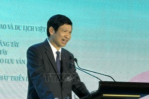 越南文体与旅游部副部长胡安峰在文化交流活动上发言。