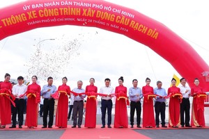 图为迪蝶桥落成及通车仪式。（图：玄梅）