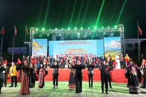 本市和奠边省领导与文艺工作者一起高歌。