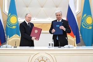 11月27日，在哈萨克斯坦首都阿斯塔纳，俄罗斯总统普京（左）同哈萨克斯坦总统托卡耶夫签署关于在全球新秩序中深化战略伙伴关系的联合声明。（图：新华社）