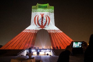 伊朗在首都德黑兰的地标性建筑“自由塔”上投影伊朗国旗图案。（图：新华社）