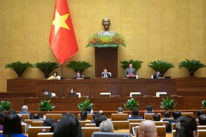 第十五届国会第八次会议圆满闭幕。