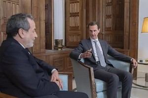 叙利亚总统巴沙尔（右）和到访大马士革的伊朗外长阿拉格齐会面。（图：AP）