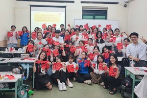 大学生体验汉字交流活动