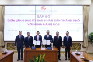 市人委会主席潘文迈（右二）同UOB领导见证市贸易与投资促进中心(ITPC)与越南UOB 签署合作协议。（图：幸绒）