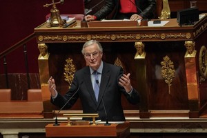 12月4日，在法国巴黎，法国总理巴尼耶在国民议会就对政府不信任动议投票表决前辩论上发言。（图：新华社）