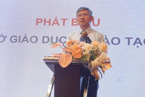 市教育与培训厅副厅长杨智勇在会议上发言。（图：阮娟）