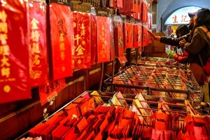 民众选购春联、红包等春节用品。（图：互联网）