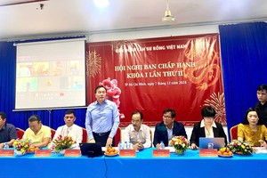 越南龙狮协会主席范光龙博士主持会议。