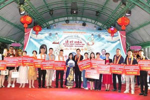 中资企业联合会向故乡人道中心主任黄小香（中）捐赠1亿4000万元。