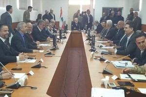 12月7日，黎巴嫩政府特别会议在南部城市提尔的贝诺特巴拉卡特军营举行，黎巴嫩看守政府总理米卡提主持会议。（图：互联网）