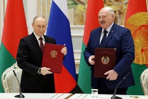 12月6日，普京和卢卡申科在明斯克签署俄白联盟国家安全保障条约，并通过俄白联盟国家安全构想。（图：路透社）