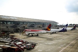 哥伦比亚外交部当地时间6日发表声明称，哥伦比亚拒绝承认联合国强迫失踪委员会关于波哥大埃尔多拉多机场的一个机库中据称存在2万具身份不明尸体的声明。（图：视频截图）