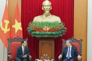 越老为两国人民利益共谋发展