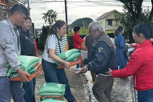 大勒宝光寺发放济贫物品