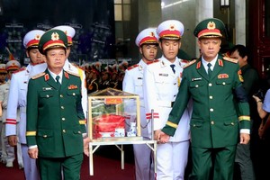 第七军区司令阮长胜中将和第七军区政委陈怀忠中将送别12名烈士最后一程。