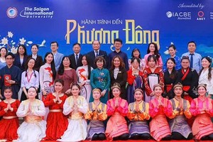 西贡国际大学诸位领导、嘉宾和师生合照留念。