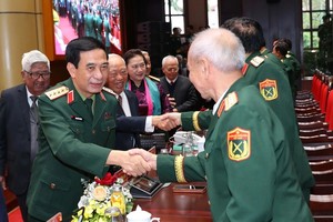 国防部长潘文江同与会代表互相握手致意。（图：VOV）