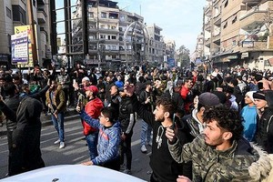 当地民众聚集在叙利亚大马士革街头。（图：新华社）
