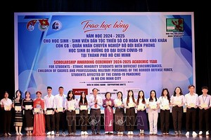 韦阿英奖学金颁发仪式。（图：越通社）