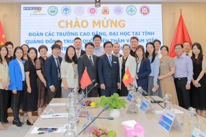 雒鸿大学领导与中国广东高校代表团合影。