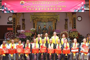 郑氏宗祠理监事会成员与诸位长者拍照留念。