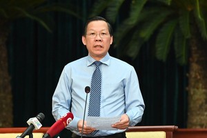 市人委会主席潘文迈回答质询。